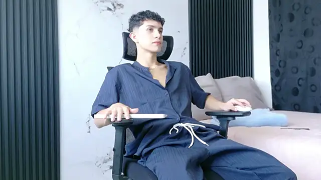 Noah tyler  online show from 12/05/25, 05:44