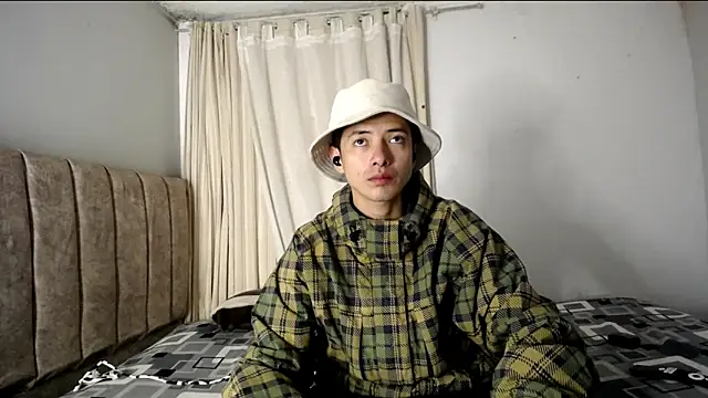 Snapshot of Yellowpokemon23 chatting on 11/12/25, 05:11 Yellowpokemon23 online show from 11/12/25, 05:11