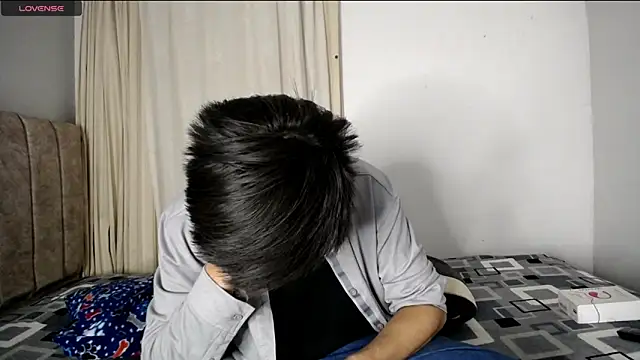 Snapshot of Yellowpokemon23 chatting on 11/14/25, 03:21 Yellowpokemon23 online show from 11/14/25, 03:21