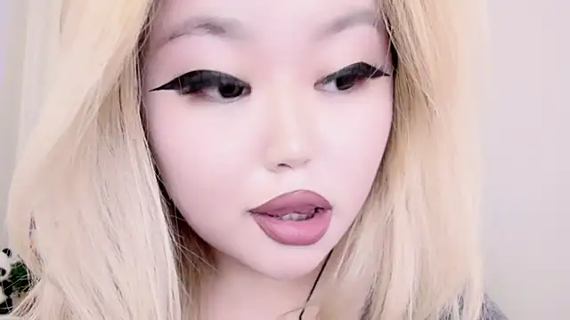 Snapshot of amelia_sunlight chatting on 03/14/25, 01:27 amelia sunlight online show from 03/14/25, 01:27