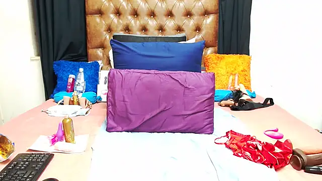 Hotxbums22 online show from 10/05/25, 07:04