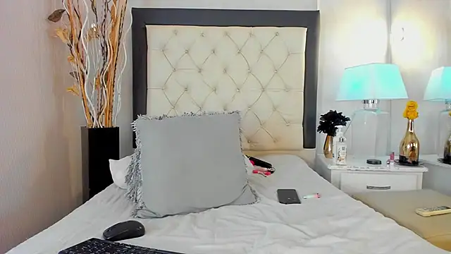 GaleHodge online show from 09/20/25, 04:17