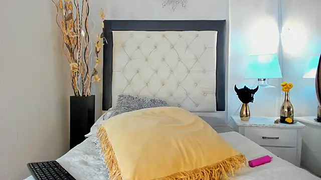 GaleHodge online show from 11/29/25, 01:11