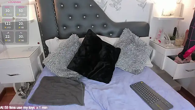 Snapshot of Miranda_Foxx chatting on 10/22/25, 05:34 Miranda Foxx online show from 10/22/25, 05:34