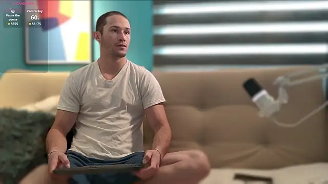 Snapshot of AxelFairchaild chatting on 10/29/25, 02:16 AxelFairchaild online show from 10/29/25, 02:16