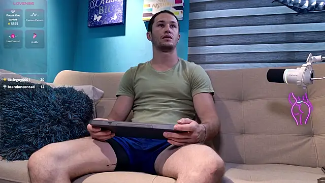 Snapshot of AxelFairchaild chatting on 09/17/25, 01:02 AxelFairchaild online show from 09/17/25, 01:02