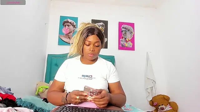 Snapshot of Lilybaudinx96 chatting on 02/12/26, 02:11 Lilybaudinx96 online show from 02/12/26, 02:11