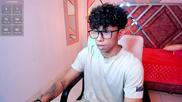 Snapshot of AkazaBoy_ chatting on 03/08/25, 04:45 AkazaBoy online show from 03/08/25, 04:45