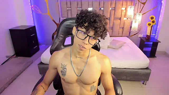 Snapshot of AkazaBoy_ chatting on 03/02/25, 04:39 AkazaBoy online show from 03/02/25, 04:39