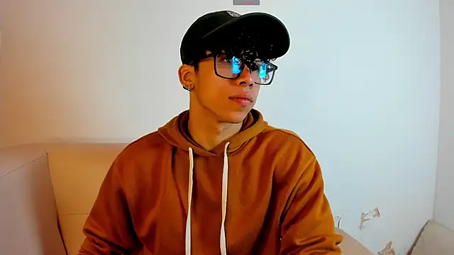 AkazaBoy  online show from 04/12/26, 05:44