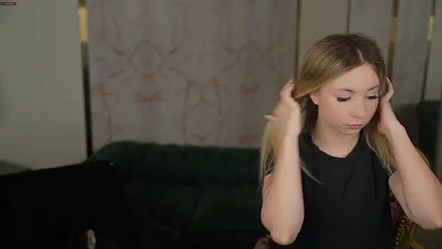 Magnetic Mia  online show from 02/25/25, 07:52