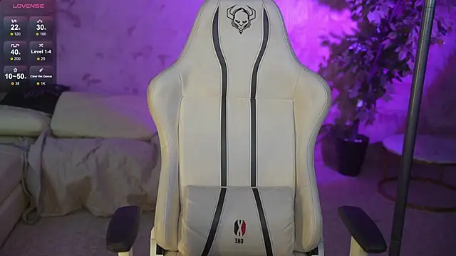 Magnetic Mia  online show from 11/18/25, 04:16