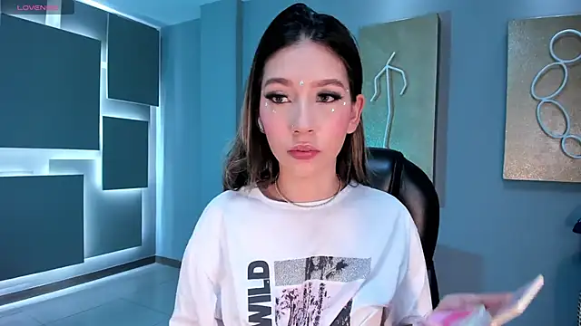 TaraLawrence online show from 11/01/25, 03:13