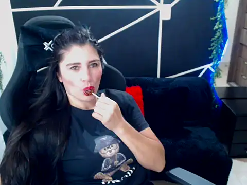 LUCY LI online show from 11/18/25, 06:00