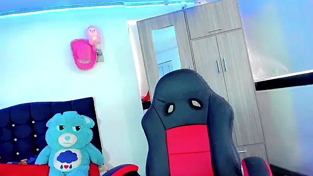 Hellen moons   online show from 10/27/25, 07:15