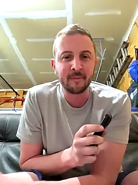 Snapshot of MrMechanic38 chatting on 02/13/26, 01:27 MrMechanic38 online show from 02/13/26, 01:27