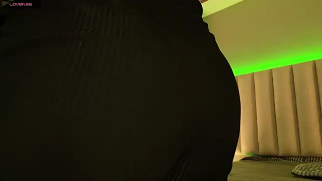 Snapshot of Megan_mooree_ chatting on 09/27/25, 12:55 Megan mooree online show from 09/27/25, 12:55