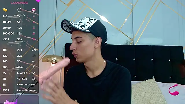 Snapshot of Oliver_king_sex chatting on 03/18/25, 05:33 Oliver king sex online show from 03/18/25, 05:33