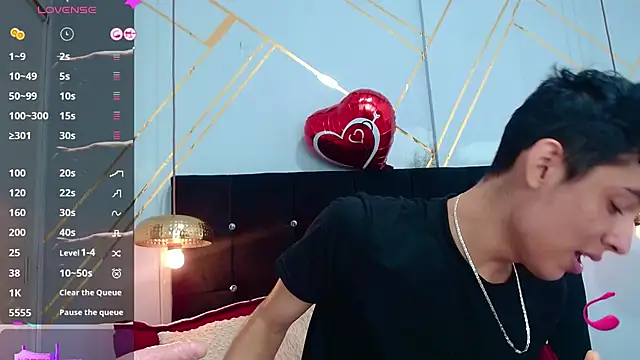 Snapshot of Oliver_king_sex chatting on 03/13/25, 05:50 Oliver king sex online show from 03/13/25, 05:50