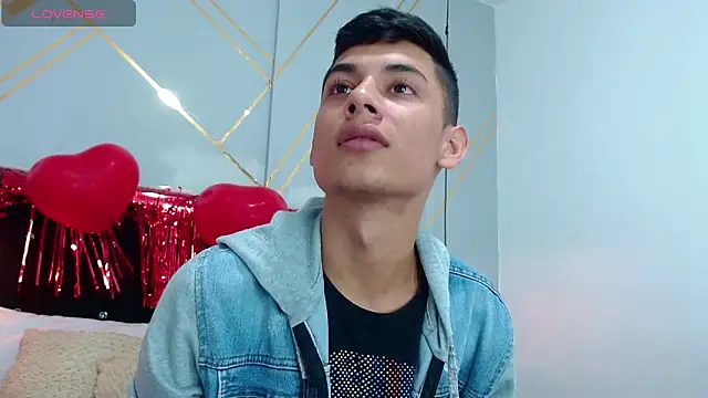 Snapshot of Oliver_king_sex chatting on 02/19/25, 05:38 Oliver king sex online show from 02/19/25, 05:38