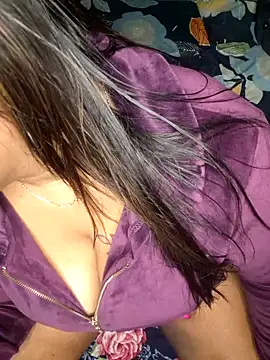 Snapshot of IndieSM chatting on 12/21/25, 07:59 IndieSM online show from 12/21/25, 07:59