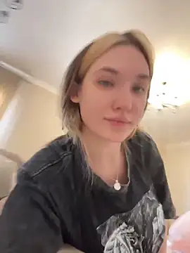 Snapshot of Holly_Molii chatting on 06/14/26, 11:33 Holly Molii online show from 06/14/26, 11:33