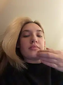 Holly Molii online show from 06/03/26, 04:02