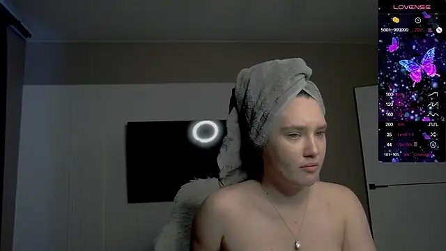 Holly Molii online show from 11/26/25, 06:13