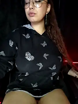 liannalee  online show from 11/20/25, 10:09