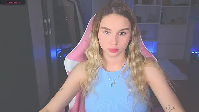 Snapshot of doll_barbieee chatting on 06/19/26, 02:56 doll barbieee online show from 06/19/26, 02:56