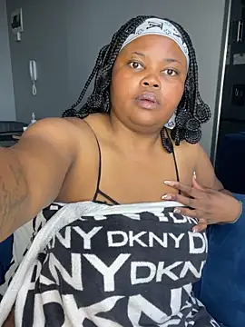 Snapshot of Curveysinaa chatting on 12/18/25, 10:52 Curveysinaa online show from 12/18/25, 10:52