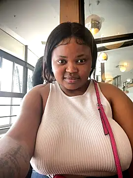 Snapshot of Curveysinaa chatting on 11/15/25, 09:35 Curveysinaa online show from 11/15/25, 09:35