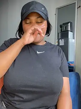 Snapshot of Curveysinaa chatting on 11/13/25, 12:09 Curveysinaa online show from 11/13/25, 12:09