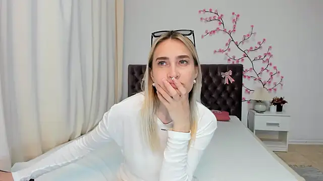Snapshot of KateOwyns chatting on 05/19/26, 12:12 KateOwyns online show from 05/19/26, 12:12