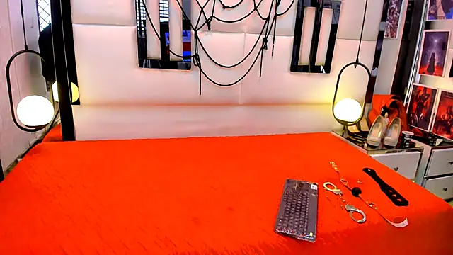 Snapshot of alixxon1 chatting on 09/19/25, 02:43 alixxon1 online show from 09/19/25, 02:43