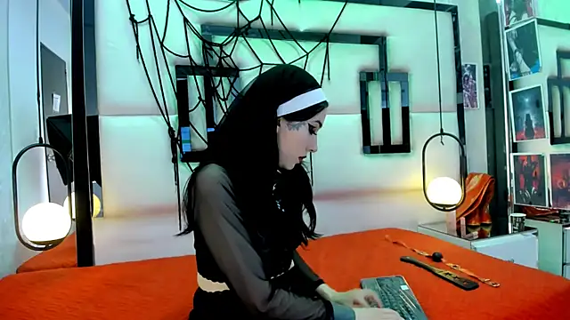 Snapshot of alixxon1 chatting on 10/14/25, 03:45 alixxon1 online show from 10/14/25, 03:45