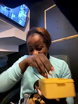 Snapshot of BrianaBrownn chatting on 10/14/25, 12:06 BrianaBrownn online show from 10/14/25, 12:06