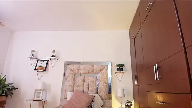 Snapshot of vianca_cruzz chatting on 10/09/25, 01:44 vianca cruzz online show from 10/09/25, 01:44