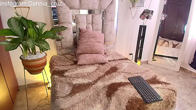 mariana cruzz online show from 12/02/25, 03:14