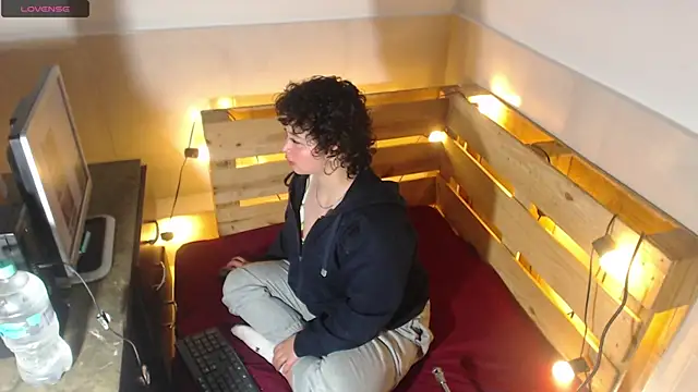 Bitsy Messy online show from 12/18/25, 03:55