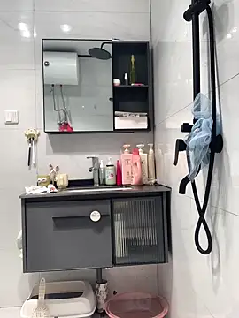 Aimeil online show from 03/04/25, 12:44