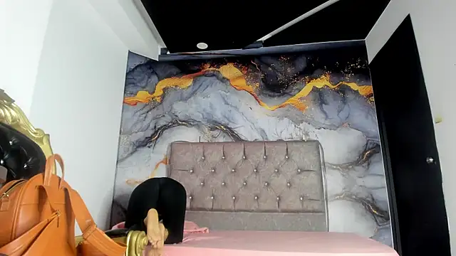 Snapshot of LuciaMoretti_ chatting on 09/12/25, 07:13 LuciaMoretti online show from 09/12/25, 07:13