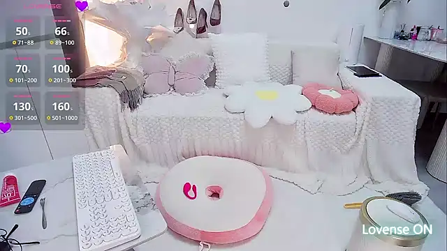 Feifei-cn online show from 11/17/25, 01:26