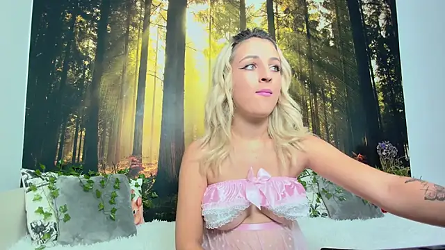 Snapshot of LittleAngelXO chatting on 10/07/25, 07:26 LittleAngelXO online show from 10/07/25, 07:26