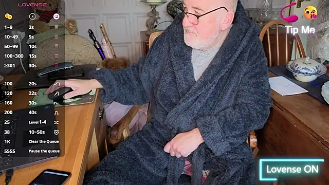 Adamdaddybear online show from 12/03/25, 08:14