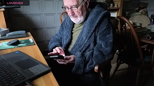 Adamdaddybear online show from 10/16/25, 07:27