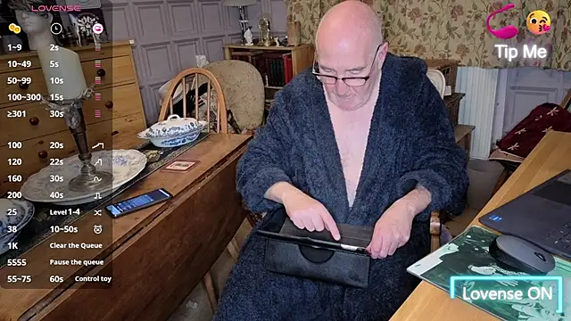 Adamdaddybear online show from 11/01/25, 09:08