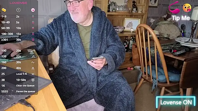 Adamdaddybear online show from 10/20/25, 07:42