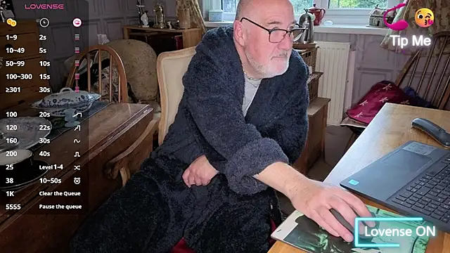 Adamdaddybear online show from 10/30/25, 07:39