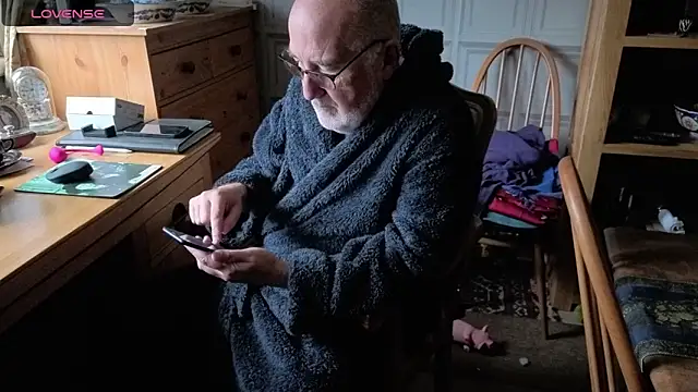 Adamdaddybear online show from 10/03/25, 07:54